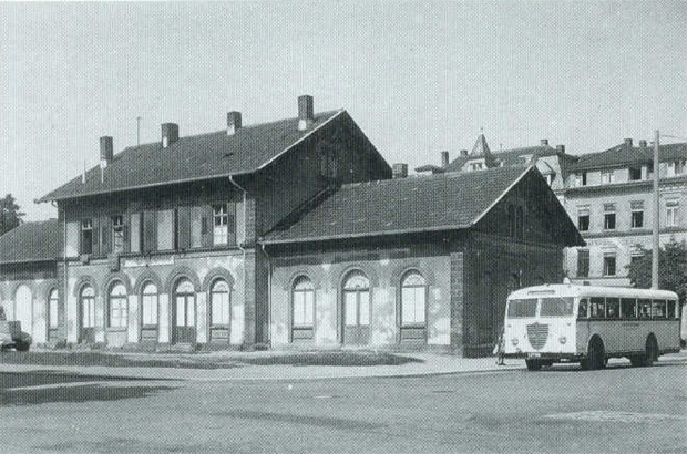 Der Omnibus 9 - auch Feuriger Elias genannt - am alten Wiehrebahnhof.