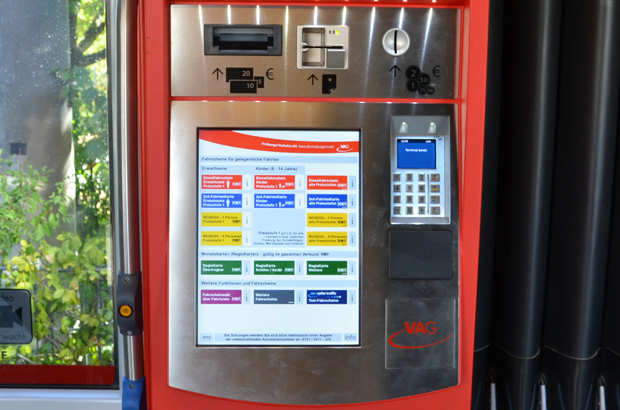 Der Fahrscheinautomat bietet ein breites Fahrscheinsortiment.