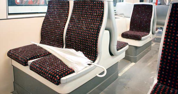 Sitze in der Stadtbahn mit Regenschirm für das Thema "Verlorene Dinge"