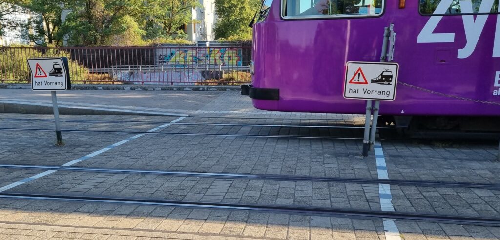 Gleisübergang mit Schild "Bahn hat Vorrang"
