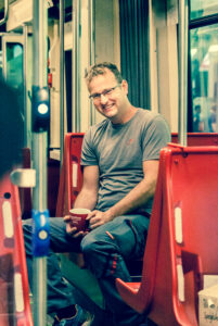 Harald Cox in einer Straßenbahn