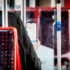 Fahrgast nutzt Smartphone in Straßenbahn
