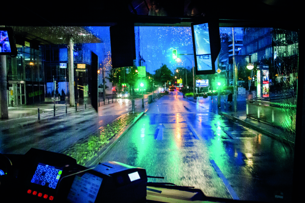 Fahrerperspektive auf eine Straße am Abend